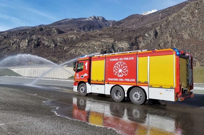 VSAT 8000 S CAFS on MB ANTOS 2543 L tunnel rescue
